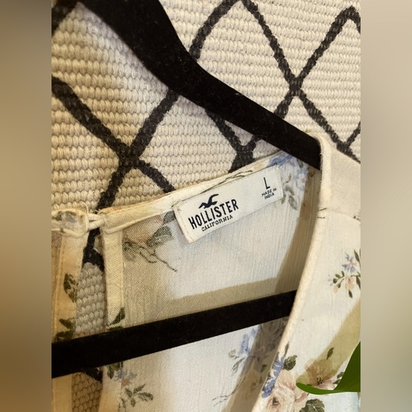 Hollister size large flowered top - Picture 4 of 4